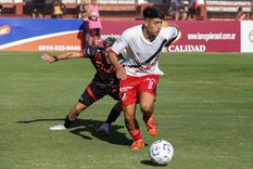 Agustín Gaitán deja atrás a un jugador de Patronato y encara hacia el arco rival. Foto: Prensa Club Deportivo Maipú