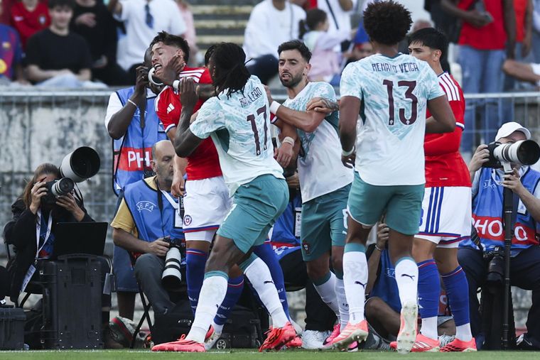 Rafael Leao le dio un manotazo en la cara a Iván Román en el amistoso entre Portugal y Chile.