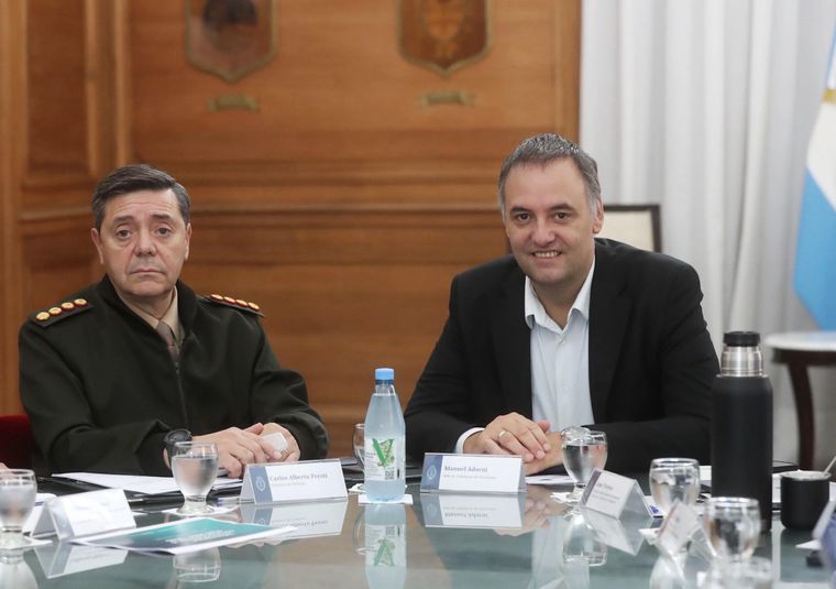 Manuel Adorni con el ministro de Defensa, Carlos Presti
