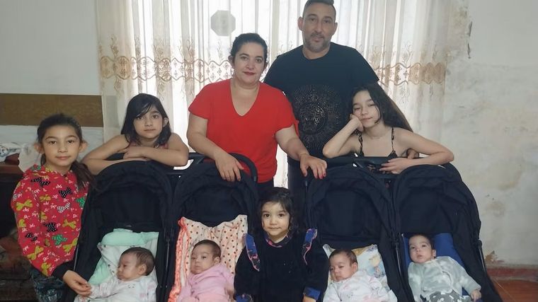 Érica y su esposo ya tenían cuatro hijas mujeres. Buscaban el varón pero nunca se imaginaron que la familia se duplicaría. Foto: gentileza El Doce
