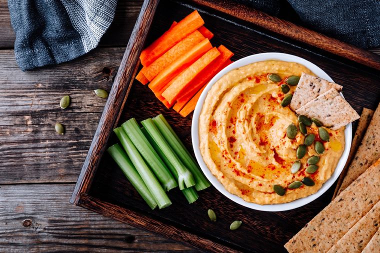 El hummus de garbanzo lo puedes acompañar con bastoncitos de verduras. Foto: Shutterstock