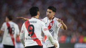 Sebastián Driussi, quien estuvo peleado con el arco, saluda a Galván tras uno de los dos goles que convirtió el juvenil de River.&nbsp;