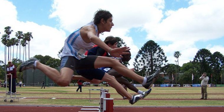 Facu Andrada volando sobre las vallas, rumbo al mundial. Foto: Mediamza.com