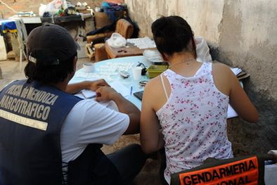 MDZol | Los investigadores clasificando la droga. Foto: Alf Ponce / MDZ