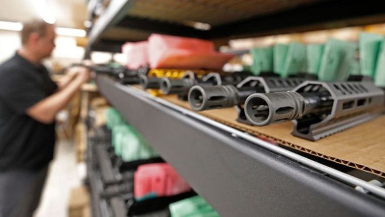 El FBI dice que el 77% de los homicidios en 2020 se cometieron con armas de fuego, el porcentaje más alto jamás registrado. Foto: GEORGE FREY/AFP VIA GETTY IMAGES