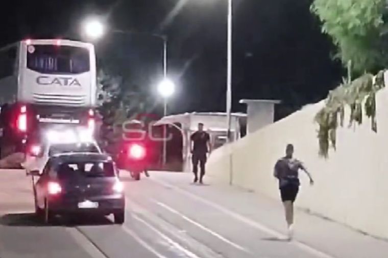 ¡Insólito! Rasmussen tuvo que correr al micro que llevaba a los jugadores de Godoy Cruz.