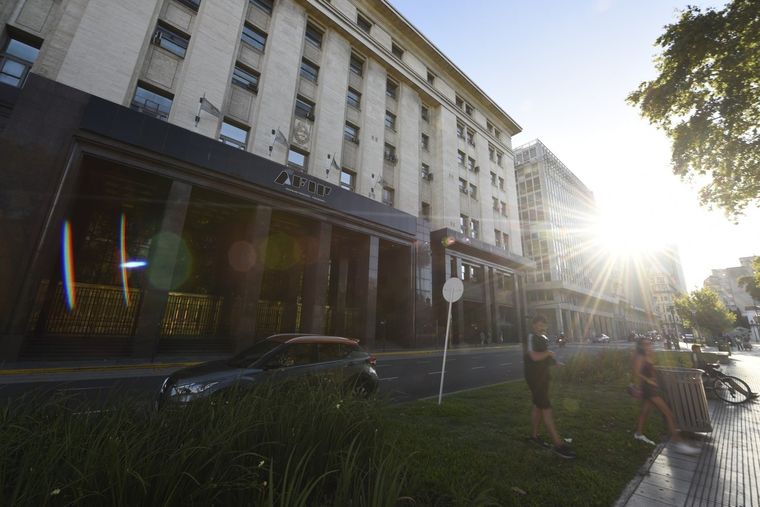 AFIP vigila las transferencias que pasen cierto monto. Foto: Juan Mateo Aberastain Zubimendi