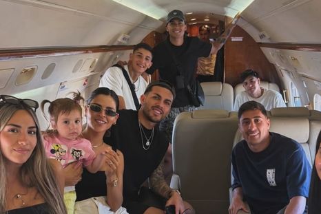 Parte del plantel de Boca Juniors: Leandro Paredes, Miguel Merentiel, Exequiel Zeballos y Leandro Brey, junto a sus parejas, partieron este viernes en un vuelo privado rumbo a Santa Fe. Parte del plantel de Boca Juniors: Leandro Paredes, Miguel Merentiel, Exequiel Zeballos y Leandro Brey, junto a sus parejas, partieron este viernes en un vuelo privado rumbo a Santa Fe.
