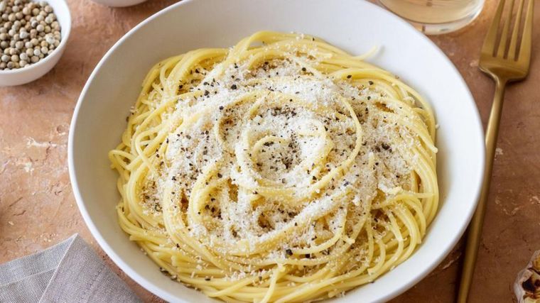La pasta "cacio e pepe" es un plato romano famoso por ser sencillo pero sorprendentemente difícil de preparar.