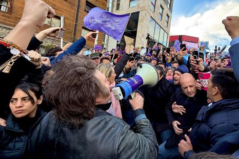 Javier Milei le habló a la militancia con megáfono en Tierra del Fuego Javier Milei le habló a la militancia con megáfono en Tierra del Fuego