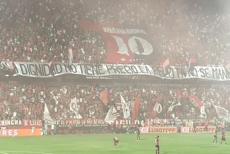 La bandera que desplegaron los hinchas de Newells por el polémico título de Central como campeón de Liga 2025. La bandera que desplegaron los hinchas de Newells por el polémico título de Central como campeón de Liga 2025.