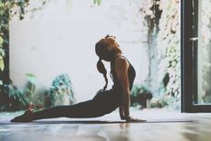 Estas posturas de yoga te relajarán antes de ir a dormir Foto: Shutterstock