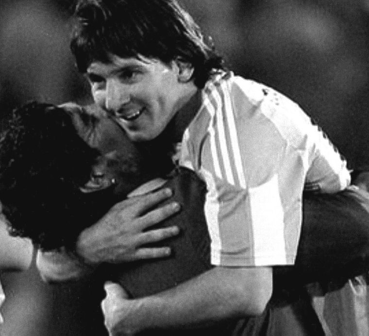 Lionel Messi publicó una foto en blanco y negro para recordar a Maradona en un nuevo aniversario de su muerte.