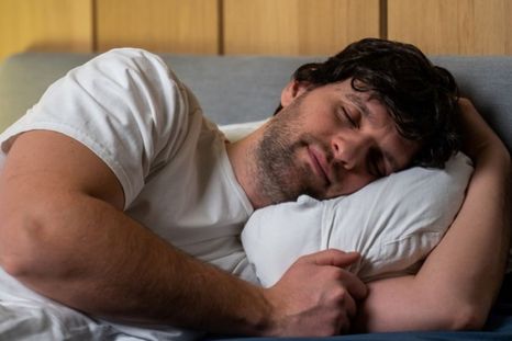 Puedes dormir la siesta en la cama, pero sin colocarte el pijama para que el cuerpo reciba la señal de que el día continúa Foto: Shutterstock