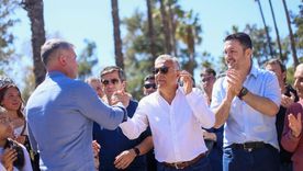 Alfredo Cornejo junto a Luis Petri en la inauguración de un parque en Godoy Cruz.