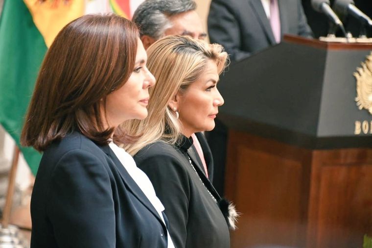 Longaric junto a Áñez.