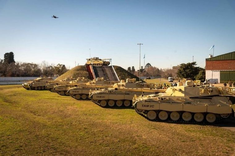 Las unidades blindadas desfilarán este martes. Foto: Ministerio de Defensa
