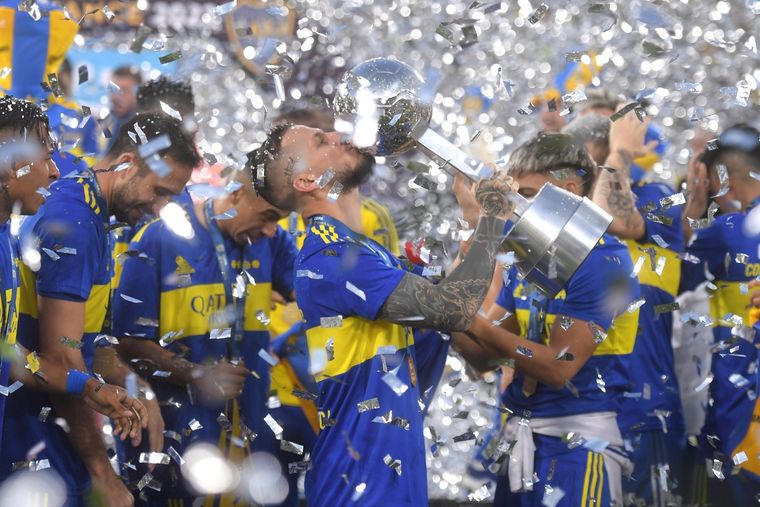 El Pipa besando la Copa de la Liga. Foto: Télam