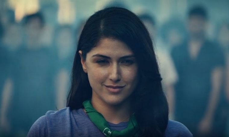 En el videoclip, una actriz del mismo porta el pañuelo verde.