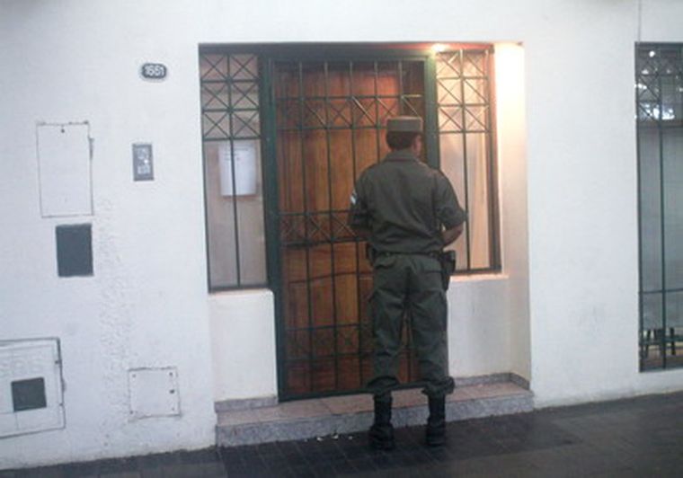 Un gendarme ingresando al Sindicato de Prensa de Mendoza. Foto: MDZ