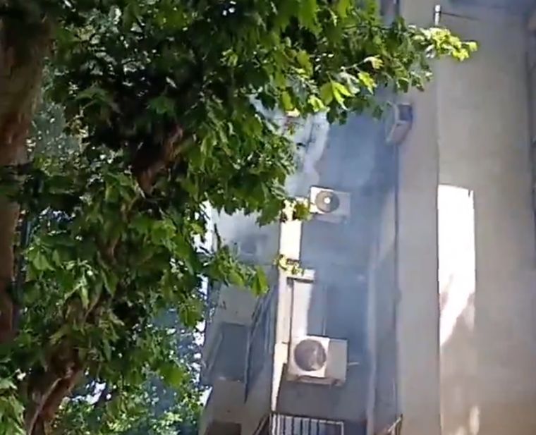 El incendio se originó en el tercer piso. Foto: Captura de pantalla
