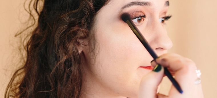 La mirada puede lucirse aplicando distintos trucos en el uso de la sombra de ojos. Foto: Allure
