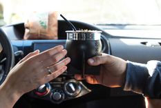 La multa por tomar mate y manejar es de $42.000 en Mendoza. Foto: @sanomate