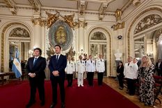 El presidente Javier Milei junto al ministro de Defensa, Luis Petri, y las autoridades de las Fuerzas Armadas.