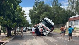 Un camión quedó hundido en la calle Alsina de Luzuriaga, Maipú, debido a la rotura de colector de Aysam. Un camión quedó hundido en la calle Alsina de Luzuriaga, Maipú, debido a la rotura de colector de Aysam.