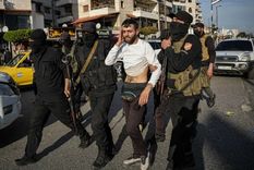 Miembros de las fuerzas de seguridad sirias detienen a un hombre sospechoso de apoyar al antiguo régimen de Bashar al Assad en Latakia este sábado. Foto: BBC