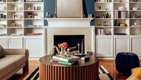 Calidez, comodidad, bienvenida, nostalgia: todas son asociaciones positivas que hacemos con una chimenea original en el corazón del hogar. Foto: Pablo Enriquez for Maison Vilucchi