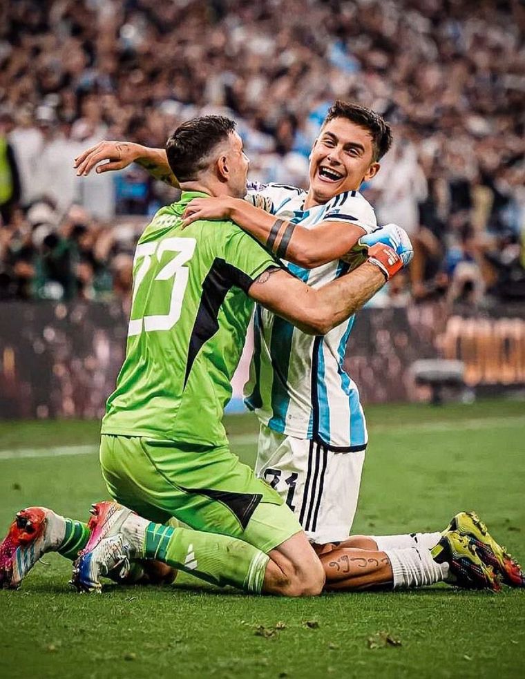 Martínez y Dybala celebran la consagración. Foto: EFE