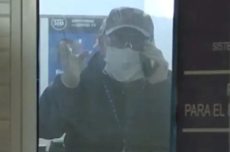 El hombre habló con un canal de TV desde la cabina donde tuvo que ir a buscar su auto.