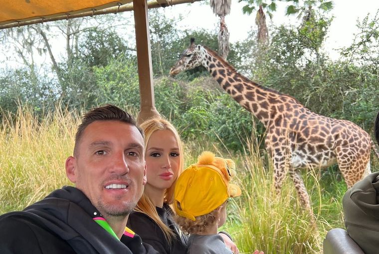 Franco Armani junto a su esposa y el pequeño Valentino. Foto: @ francoarmani34