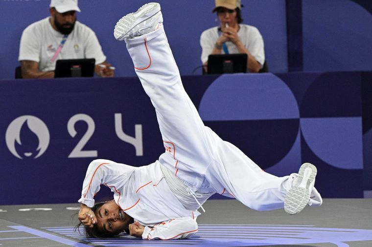 La participante de India en el debut del break dance. Foto: EFE