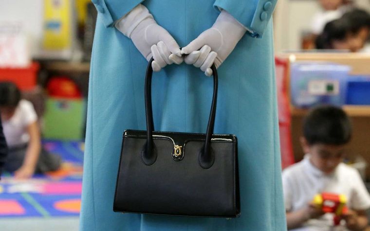 La Reina Isabel II y su bolso secreto Foto: Travel+Leisure