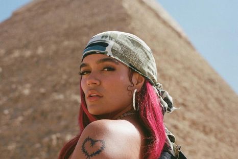 Karol G lanzó ayer su nueva canción llamada Cairo junto a Ovy On The Drums