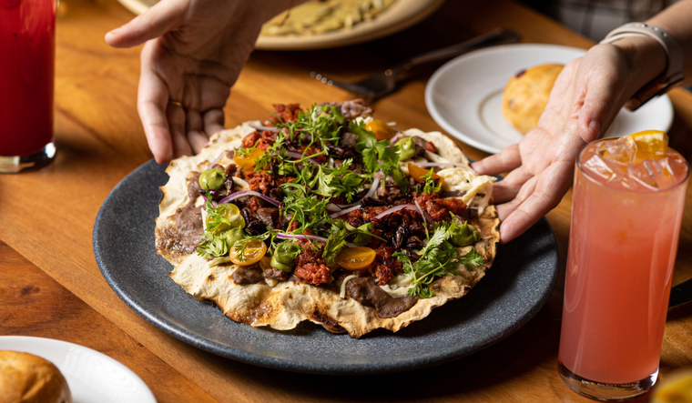 Cada regi&oacute;n de Oaxaca adapta la receta de tlayudas, variando el tipo de carne y los acompa&ntilde;amientos seg&uacute;n sus costumbres locales.