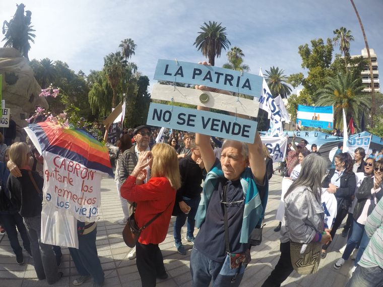 La decisión del Gobierno despertó la bronca de algunos gremios que tomaron medidas de fuerza. Foto: ALF PONCE MERCADO / MDZ