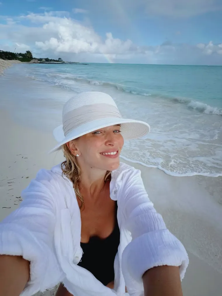 El look de Luisana Lopilato frente al mar, con un arcoíris de fondo. El look de Luisana Lopilato frente al mar, con un arcoíris de fondo.
