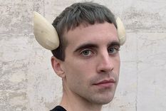 Manel de Aguas es un artista catalán que se implantó aletas en el cráneo para sentir como algunos animales