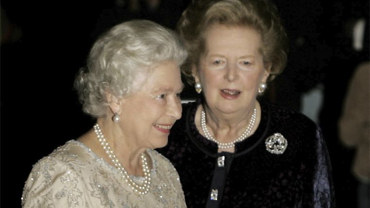Foto: TV Insider - https://www.tvinsider.com/wp-content/uploads/2020/10/queen-elizabeth-ii-margaret-thatcher.jpg FUENTE: TV Insider