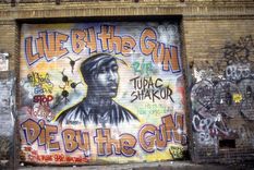 La trágica muerte de Tupac contribuyó a elevar al rapero de figura principal del gangsta rap a ícono cultural. Este mural de 1997 en Nueva York (hoy desaparecido), creado por Andre Charles, fue muestra de ello.