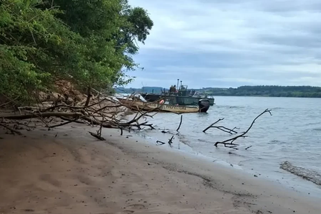 La Prefectura Naval Argentina y la Policía de Misiones desplegaron un intenso operativo para encontrar al hombre desaparecido tras el naufragio Foto: X