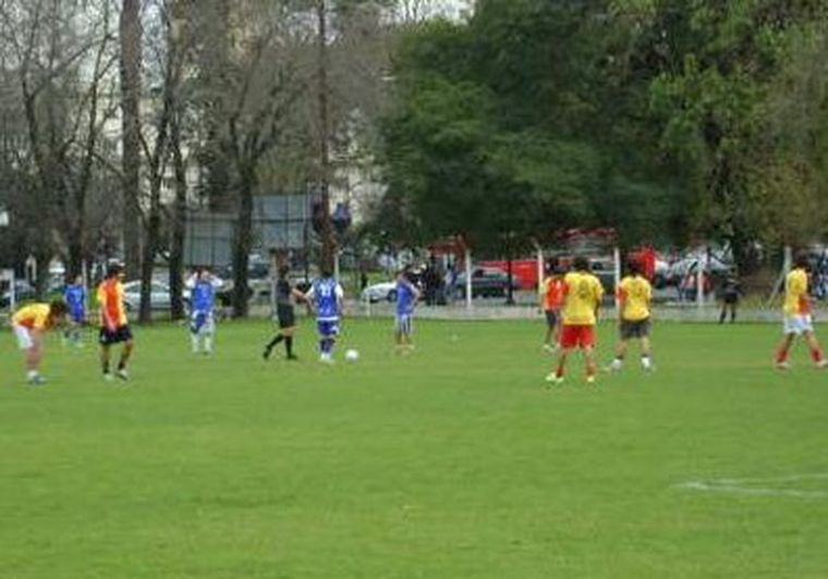 Instantánea de un partido de fútbol de una olimpíada disputada en La Plata. Foto: www.blog-olimìadas.unlp.edu.ar