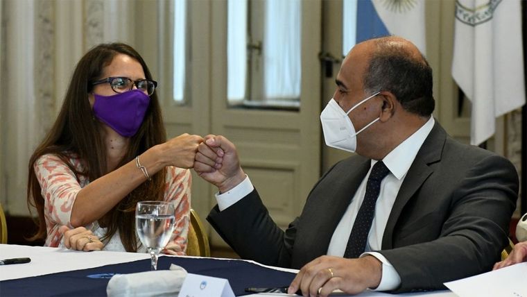 Elizabeth Gómez Alcorta, ministra de las Mujeres, Géneros y Diversidad de Argentina, junto a Juan Manzur, jefe de Gabinete.