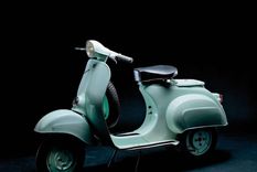 vespa: la moto mas vendida del mundo cumple 75 anos