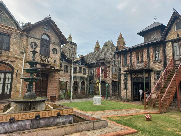 Campanópolis, en La Matanza, es uno de los pueblos más singulares de Buenos Aires, con torres, pasajes y construcciones de estilo medieval. Campanópolis, en La Matanza, es uno de los pueblos más singulares de Buenos Aires, con torres, pasajes y construcciones de estilo medieval.