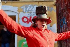 Una mujer con un adoquín de Pusher Street en su cabeza celebra el intento por recuperar el control de Christiania.