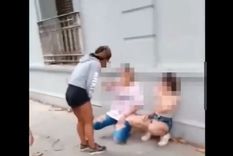 La joven amedrentando a otras dos antes de golpearlas